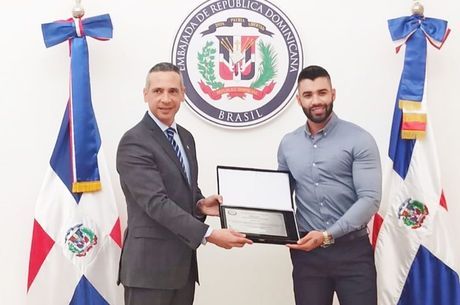 Gusttavo Lima recebe homenagem da embaixada dominicana
