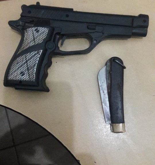 CACAULÂNDIA: Homem é preso portando simulacro na cintura