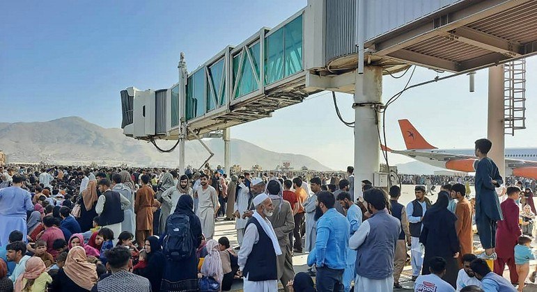 Afeganistão: milhares tentam deixar Cabul após vitória dos talibãs