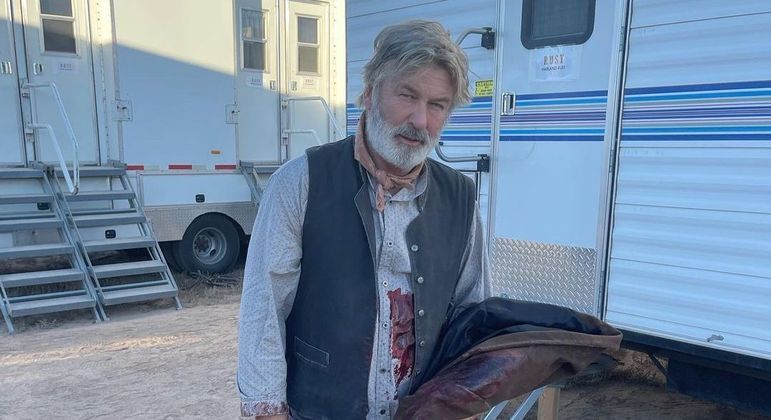 Ator Alec Baldwin dispara arma e mata mulher em set de filmagem