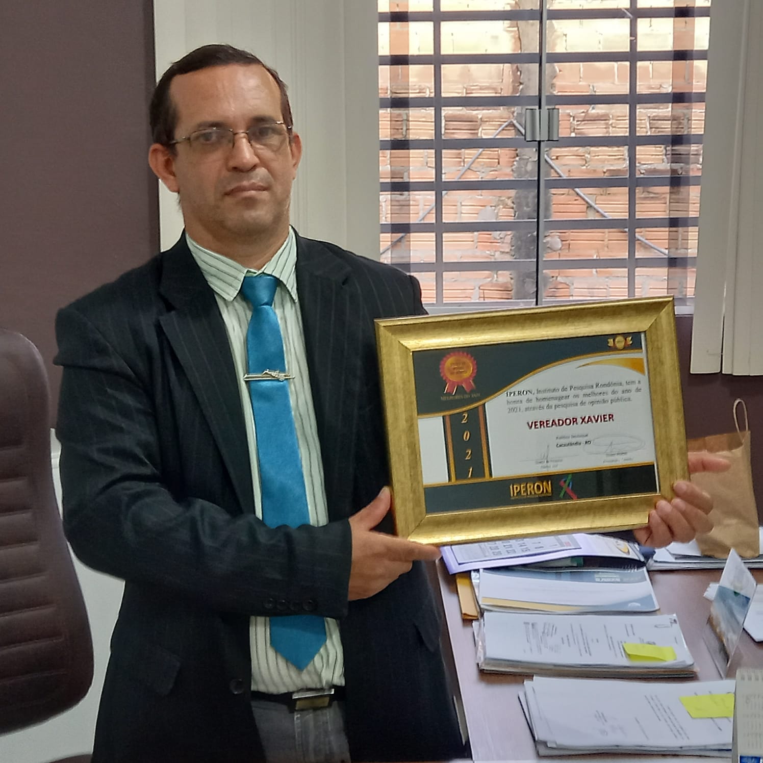 Vereador Xavier recebe certificado de Político Destaque de 2021 do IPERON