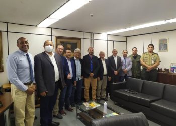 Vereadores e prefeito vão à Brasília em busca de soluções para obras que estão paradas em Cacaulândia